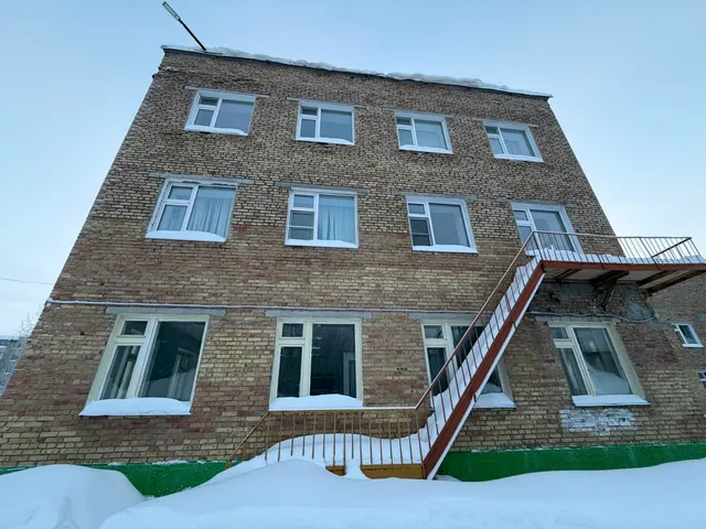 Нежилое здание, площадью  3 294,5 кв.м., кадастровый номер 11:15:0102012:3400 с земельным участком, площадью 10 066 кв.м., кадастровый номер 11:15:0102012:6. Местонахождение: Республика Коми,   г. Усинск, ул. Строителей, д. 11а
