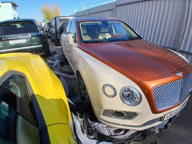 Легковой автомобиль БЕНТЛИ BENTAYGA V8 DIESEL, 2019 года выпуска, идентификационный номер (VIN): SJAAE14V1LC030338, № кузова (прицепа): SJAAE14V1LC030338, шасси (рамы): отсутствует, мощность двигателя: 435 л.с., 319,9 кВт, объем двигателя: 3956 куб. см, цвет: бежевый-оранжевый