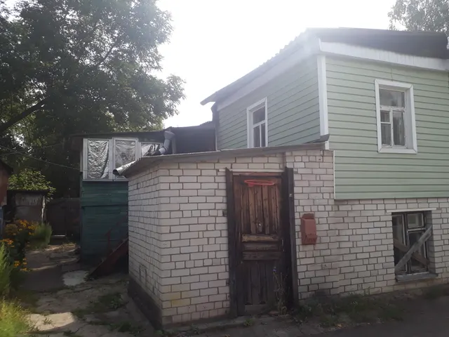 1/128 долей жилого дома общей площадью 363,2 кв. м. (к/н 46:29:101041:832) и 1/128 долей земельного участка (к/н 46:29:101041:150) площадью 1491 кв. м, расположенных по адресу: г. Курск, ул. Театральная д.36.