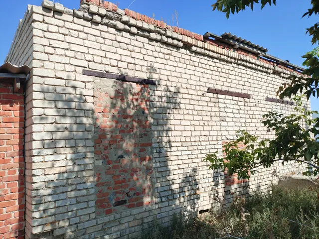 Нежилое здание с земельным участком