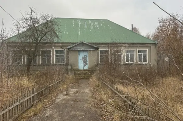 бывшее здание Пл. Кузьминской школы, назначение: нежилое, площадь 271,9 кв.м., кадастровый номер 48:13:1090109:37, мастерские Пл. Кузьминской школы, назначение: нежилое, площадь 60,6 кв.м., кадастровый номер 48:13:1090109:38, земельный участок  площадью 6479 кв.м, кадастровый номер 48:13:1090109:36, Российская Федерация, Липецкая область, Липецкий муниципальный округ, село Плоская Кузьминка, улица Полевая, 16в