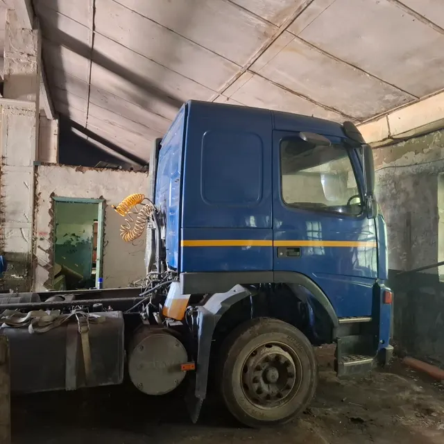 Грузовой тягач седельный Volvo FM 12 6x4, 2005 г.в., г/н В424МР124, VIN YV2JN60DX5A609356, кузов №7102770, цвет синий. Идентификационные номера не сверялись, рабочее состояние не проверялось, автомобиль закрыт, ключи и документы отсутствуют. Должник Бурцев А.В. Обременения: Арест, запреты судебного пристава исполнителя на рег. действия. Начальная цена продажи 1020000,00 руб. Задаток 153000,00 руб. (пор. 2287)