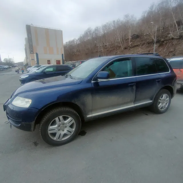 Автомобиль Volkswagen Touareg, 2004 года выпуска, цвет - синий, государственный номер В979КЕ41, идентификационный номер (VIN) WVGCM77L64D062958, номер кузова WVGCM77L64D062958, номер двигателя AXQ020470, мощность двигателя - 310 л.с, объем двигателя - 4172 куб. см.