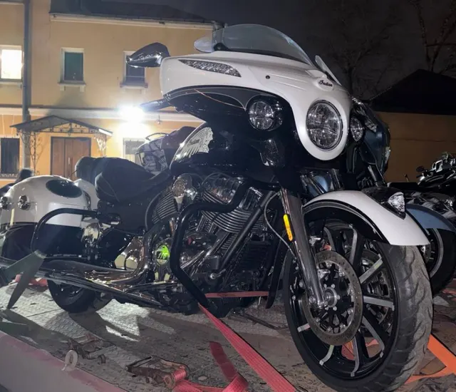 Мотоцикл Indian Chieftain, 2017 года выпуска, цвет: черно-белый, гос. номер 4225ВК77