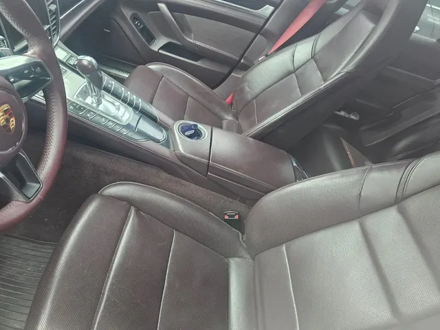 Автомобиль марки Porsche Panamera4 с государственным регистрационным знаком Х888ВЕ123 и ключ от автомобиля. Документы отсутствуют.