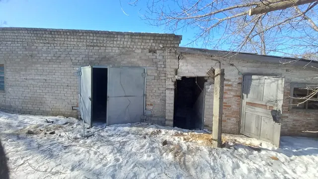 земельный участок общей площадью 891,0 кв. м с к.н. 61:24:0012142:22, с расположенными на нем нежилыми зданиями общей площадью 144,8 кв. м с кадастровым номером 61:24:0012142:132 и площадью 72,2 кв. м с кадастровым номером 61:24:0012142:56 по адресу: Ростовская область, Морозовский район, г. Морозовск, ул. Жукова, дом № 178
