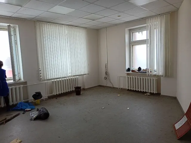Нежилое помещение общей площадью 28,6 кв. м, с кадастровым номером 18:15:052044:201, по адресу: Удмуртская Республика, Красногорский район, с. Красногорское,  ул. Ленина, д. 64, помещение 81-82.