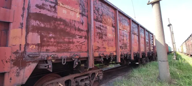 Полувагон 4-осный с люками в полу с тормозной площадкой