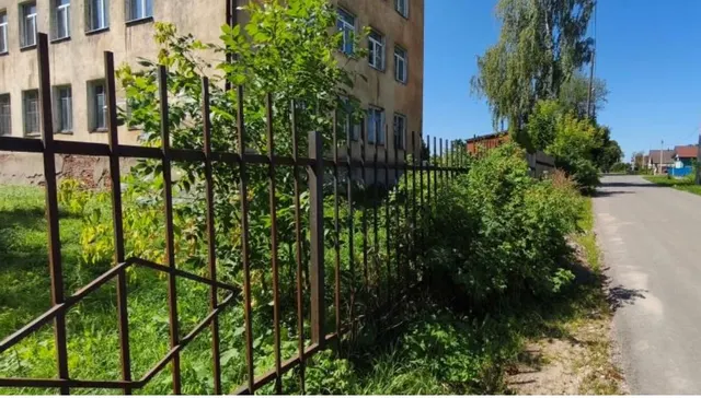 Забор металлический, протяжённость: 549 м; год ввода в эксплуатацию: 2011; место нахождения забора: Ивановская область, г. Комсомольск, ул. Ленина, д. 32