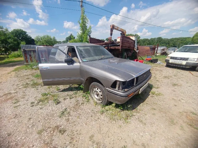Автомобиль марки "Toyota Crown" (Тойота Кроун), государственный регистрационный знак E 076 МР 27 регион, 1990 года выпуска, номер кузова LS136000867, цвет серый,не на ходу Отсутствуют фары, отсутствует остекление задней правой двери, вмятина на левом переднем крыле, разбит задний левый фонарь, ржавчина на заднем бампере, трещина на лобовом стекле, по кузову многочисленные сколы