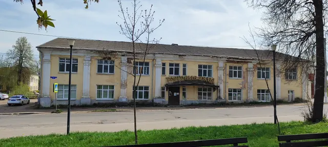 Нежилое здание, площадью 1302,9кв.м,  являющееся объектом культурного наследия регионального значения «Корпус № 4», 2-ая пол.ХIХв., входящего в состав объекта культурного наследия регионального значения «Шесть корпусов торговых рядов», кон. XVIII-п.п. ХIХв. с земельным участком  площадью 1200 кв.м, с кадастровым номером 69:47:0130206:2, расположенные по адресу: Тверская обл., г. Торжок, ул. Торговые ряды, д.3.