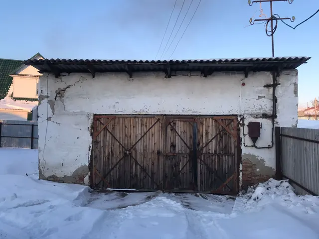 Земельный участок с кадастровым номером 54:04:010109:21, площадью 690+/-18 кв.м., РНФИ:П11550002138, с расположенными на нем объектами: нежилое здание с кадастровым номером:  54:04:010109:116, общей площадью 102,4 кв.м., РНФИ: П12550011240, нежилое здание (гараж) с кадастровым номером:  54:04:010109:117, общей площадью 39,1 кв.м., РНФИ: П12550011239 по адресу: Новосибирская область, Венгеровский район, с. Венгерово, ул. Добролюбова, д.3