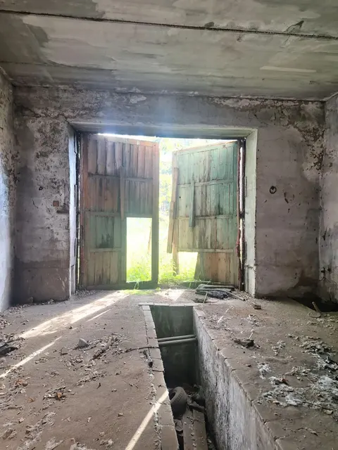 1. Бытовые помещения, назначение: нежилое.  2.  Мастерские, назначение: нежилое.  3. Здание гаража, назначение: нежилое. Земельный участок площадью 1 234 кв.м.