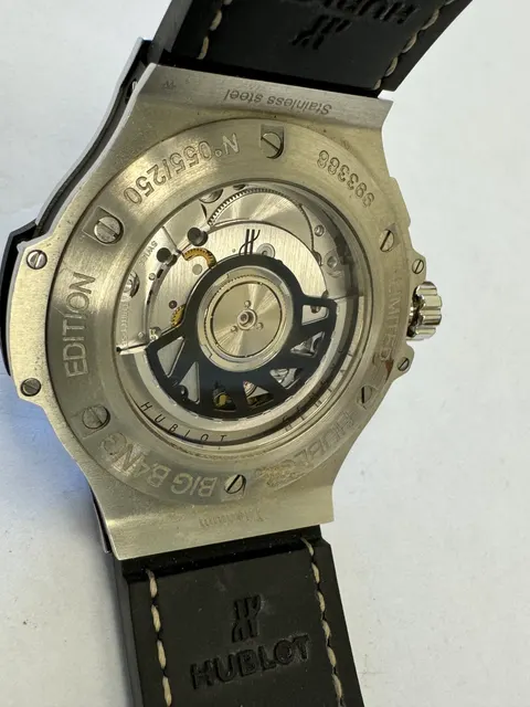 Наручные часы «Hublot Big Bang Jeans Carat 341.SX.2710.NR.1901.JEANS»Корпус круглый из металла серебристого цвета со вставкой из прозрачных камней по кругу. Ремешок из материала синего цвета с замком из металла серебристого цвета, на оборотной стороне надпись «HUBLOT», «BIG BANG», «№ 055/250», «993388», б/у
