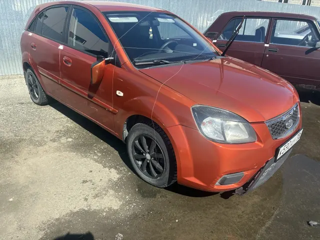 Транспортное средство марки "KIA DE (JB/RIO)", г/з К590АМ186, VIN-XWEDH511AB0006008, 2010 г.в., оранжевого цвета.ТС обременено ЗАЛОГОМ. По общему правилу при переходе права собственности залог сохраняется в соответствии со ст. 353 ГК РФ; приобретатель имущества приобретает права и несет обязанности залогодателя. Риски, связанные с сохранением залога и возможностью обращения взыскания на предмет залога, несет приобретатель. ТС имеет ограничения ФССП на рег. дей-я (ключи и документы отсутствуют)