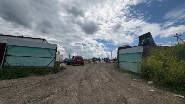 Залоговое имущество должника Чичоева В.А.: земельный участок (земли населенных пунктов, для с/хоз производства, для личного подсобного хозяйства), пл. 880 +/- 10,38 кв.м, к/н 26:11:071501:3684, ипотека в силу закона, запрещения регистрации, ограничения прав на земельный участок, предусмотренные ст.56 ЗК РФ, адрес: Ставропольский край, Шпаковский район, садоводческое товарищество «Орловка» № 452. Начальная продажная цена 2 614 600 рублей. Сумма задатка 130 000 рублей.