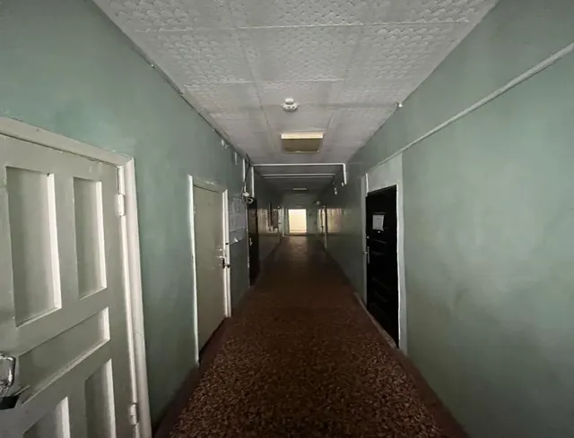 Нежилое помещение площадью 35,4 кв.м., кадастровый номер 44:08:090222:483, расположенное по адресу: Костромская область, Красносельский район, пгт Красное-на-Волге, ул.Ракетная, д.1а, нежилое помещение №1 (к. 8,9,10-2 этаж).