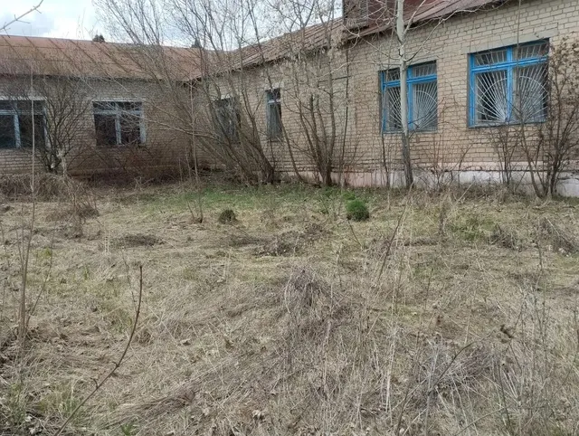 Земельный участок площадью 22 575 +/- 107 кв.м., кад.№: 48:14:1560105:12; административное здание 912,9 кв.м., здание котельной 116,4 кв.м., сооружение (уборная) 25,6 кв.м. по адресу: Липецкая обл, р-н Становлянский, с/п Михайловский сельсовет, с. Семенек, ул. Юрикова, д. 23