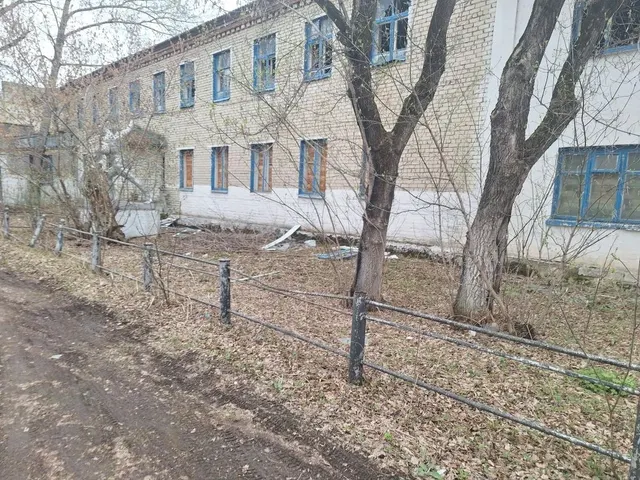 Нежилое здание –учебный корпус с пристроем под библиотеку;  Нежилое здание (пристроенное) – пристрой к учебному корпусу с земельным участком