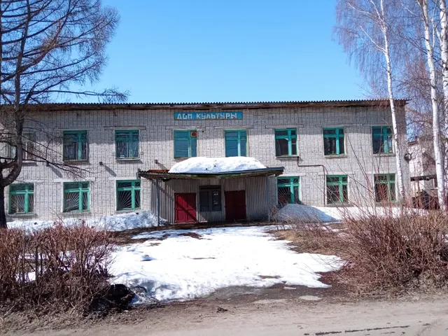 Нежилое здание клуба, общей площадью 881,4 кв.м., с земельным участком, общей площадью 1239 кв.м.