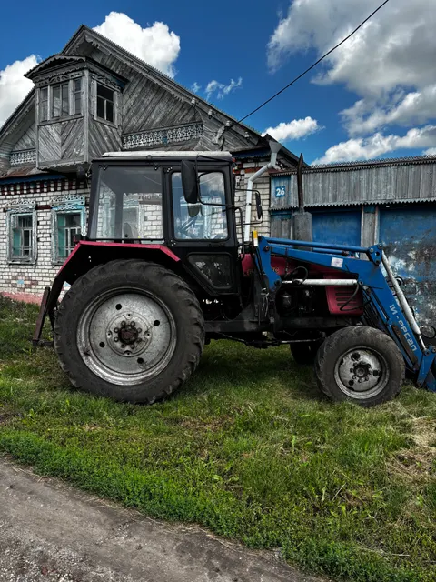 Трактор Беларус-892, г/г 3856УР21, № двигателя 650470, с навесным оборудованием в виде ковша "Универсал800" №280 красного цвета