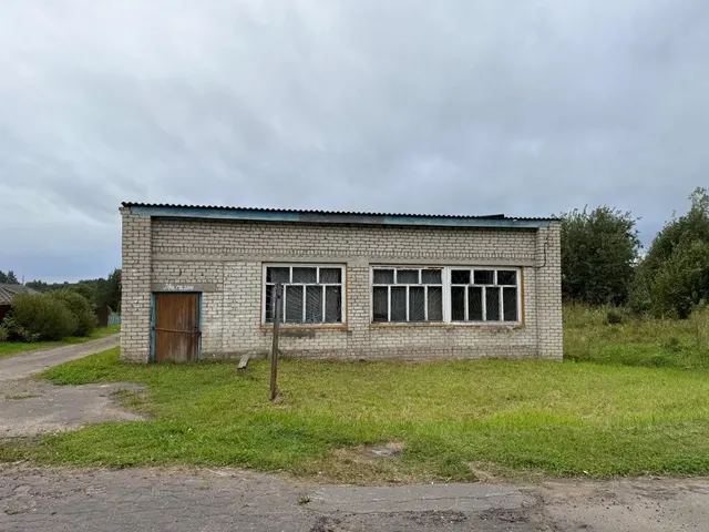 Здание с хозяйственными постройками (забор(лит.I), назначение: нежилое, количество этажей,  в том числе подземных этажей: 1, в том числе подземных 0,   площадью 145  кв.м, кадастровый номер 76:07:082801:163, местоположение: Ярославская  область,  Мышкинский район, Поводневский сельский округ, с. Сера, с земельным участком с   кадастровым  номером 76:07:082801:123, площадью 384 кв.м,  местоположение: Ярославская   обл.,  Мышкинский район, с.Сера