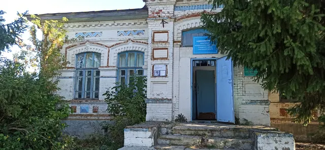 нежилое здание с земельным участком