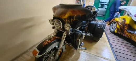 Мотоцикл Harley-Davidson, 2012 г.в., VIN 1HD1MAM14DB852393, г.н. 6170АА51, цвет черный, внешний вид удовлетворительный, количество колес - 3, дополнительное кресло для пассажира с багажником. Работоспособность не проверялась. Расположенный по адресу: г. Мурманск, пр-кт Кольский, 8-10, АГ 12. Должник Задворный Ю.В.