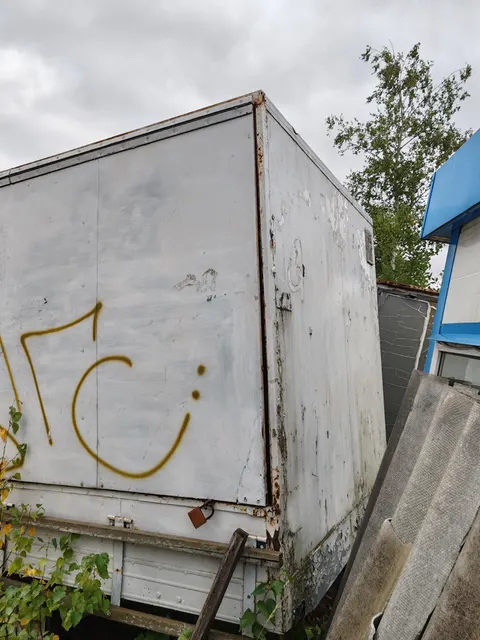 Автоприцеп белого цвета без государственного регистрационного номера