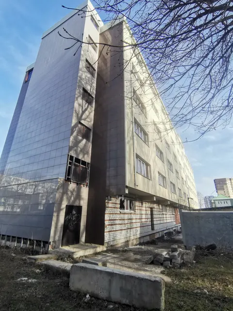 Залоговое имущество должника Салпагарова А.Р.: Нежилое здание (здание автосервиса), площадь 8675 кв.м, кадастровый номер 26:12:011801:1424, количество этажей: 7, в том числе подземных 1,  ипотека в силу закона, запрещения регистрации, адрес: Ставропольский край, г. Ставрополь, ул. Доваторцев, 52д в квартале 496. Начальная продажная цена 125 794 340,64 рублей. Сумма задатка 6 000 000 рублей.