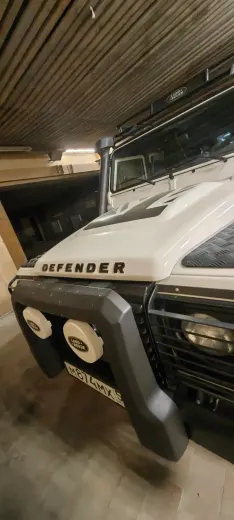 Автомобиль Land Rover Defender, 2014 г.в., VIN SALLDHMR8FA460858, г.н. М874МХ51, цвет ярко-белый, кузов без видимых повреждений, в рабочем состоянии, пробег 15852 км, состояние салона удовлетворительное. Работоспособность не проверялась. Расположенный по адресу: г. Мурманск, пр-кт Кольский, 8-10, АГ 12. Должник Задворный Ю.В.