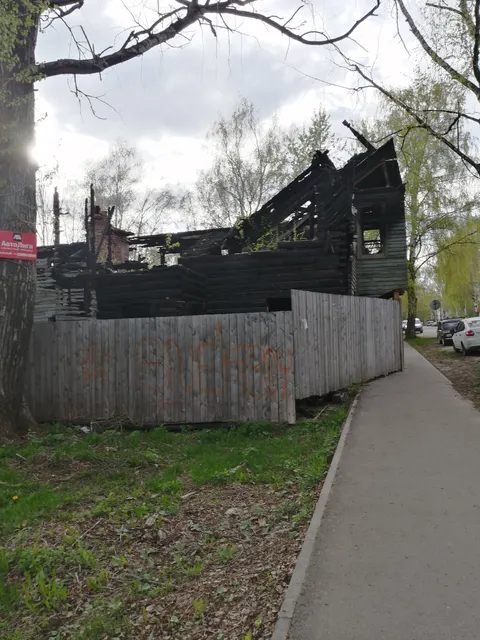 Комплекс имущества, находящийся по адресу: Вологодская область, Великоустюгский район, г. Великий Устюг, ул. П.Покровского, д. 8-8а. В состав комплекса входит: нежилое здание 35:10:0103015:50, нежилое здание 35:10:0103015:51.. Комплекс является объектом культурного наследия регионального значения «Комплекс усадьбы Казанкова», 1885 г.
