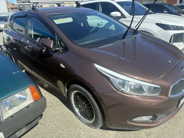 Автомобиль марки "KIA JD (CEE'D)", г/з К154УА186, коричневый цвет, г/в 2013, VIN XWEHN512AE0005577 ТС обременено ЗАЛОГОМ. По общему правилу при переходе права собственности залог сохраняется в соответствии со ст. 353 ГК РФ; приобретатель имущества приобретает права и несет обязанности залогодателя. Риски, связанные с сохранением залога и возможностью обращения взыскания на предмет залога, несет приобретатель. ТС имеет ограничения ФССП на регистрационные действия (ключи и документы отсутствуют).