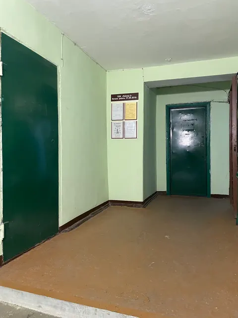 Право заключения договора аренды в отношении недвижимого муниципального имущества – 521/1000 доли нежилого функционального помещения № 1 (43-52) общей площадью                     84,6 кв. м, в виде комнат № 50-52 и мест общего пользования от комнаты № 46, предоставленных пропорционально занимаемой площади, общей площадью доли 44,1 кв. м, расположенного по адресу: Хабаровский край, г. Хабаровск, Железнодорожный, ул. Краснодарская, д. 31А, пом. I (43-52). Кадастровый номер 27:23:0000000:14048