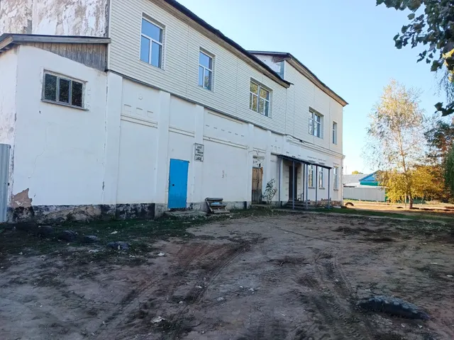 Нежилое здание клуба с кадастровым номером 56:19:1203001:2477, общей площадью 525.3 кв. м., расположенного на земельном участке с кадастровым номером 56:19:1203001:2475, общей площадью 2093 кв. м., по адресу: Российская Федерация, Оренбургская область, м.р-н Новосергиевский, с.п. Покровский сельсовет, с.Покровка, ул. Советская, зд. 35.