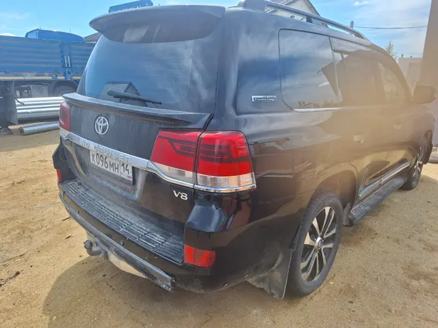 Toyota Land Cruiser 200, 2010 г. выпуска, цвет чёрный, VIN JTMHT05J105077748, номер шасси (рамы) JTMHT05J105077748. Местонахождение: РС(Я). Собственник ООО «А - Капитал».