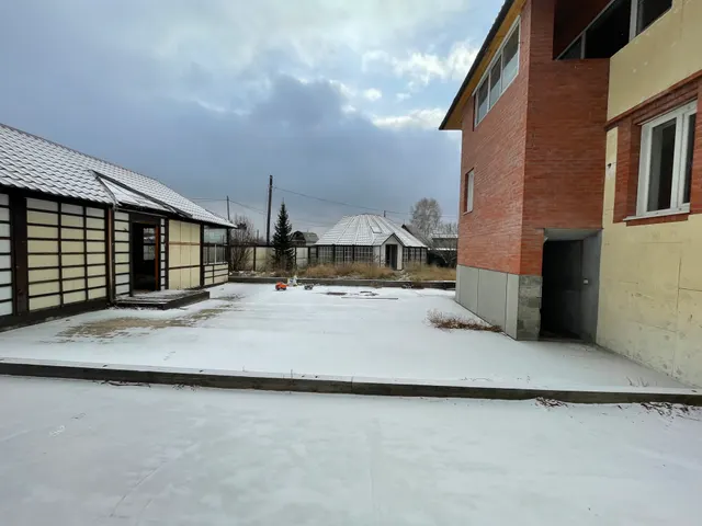 Жилое здание, площадью 74,8 кв.м, кадастровый №24:04:0303001:1014, земельный участок, площадью 1245+/-25 кв.м, кадастровый №24:04:0303001:75, расположенные по адресу: Красноярский край, Березовский район, Есаульский сельсовет, территория СНТ Родничок 2, ул. Садовая, дом 76, з/у 76. Начальная цена продажи 6 618 900 руб. Задаток 992850 руб.