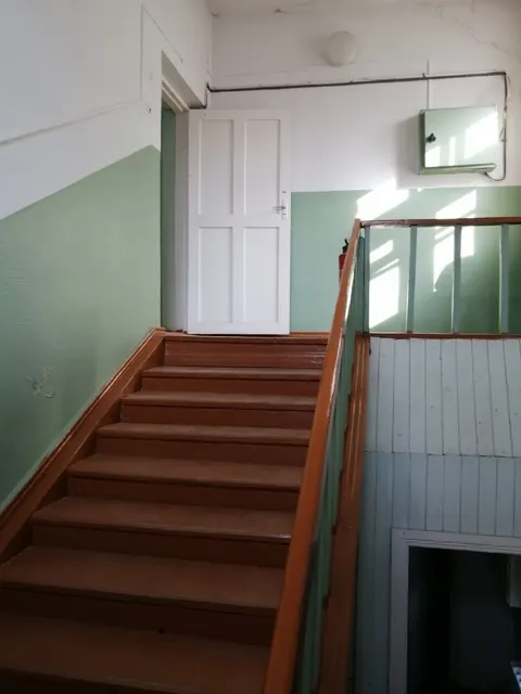 Земельный участок площадью 623 кв.м, кадастровый номер 29:05:130109:5 (реестровый номер федерального имущества П11770003970), категория земель – земли населенных пунктов, вид разрешенного использования – для производственной деятельности,  с расположенным на нем объектом недвижимости – нежилое здание площадью 368,8 кв.м, кадастровый номер 29:05:130109:482 (реестровый номер федерального имущества П12770059198).
