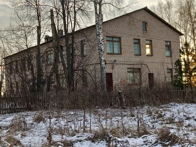 Нежилое здание с кадастровым номером 40:22:026501:386, площадью 550,3 кв. м, местоположение – Калужская область, Ферзиковский район, д. Сугоново, дом 53, материал стен – капитальное, бетонные, кирпичные; количество этажей – 2, в том числе подземных – 0. Земельный участок с кадастровым номером 40:22:026501:169, площадью 4485 кв. м, категория земель: земли населенных пунктов,разрешенного использования: для размещения школьных участков.