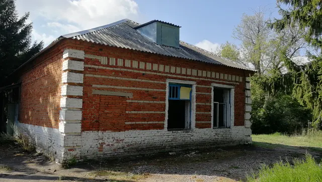 Нежилое здание и земельный участок под ним