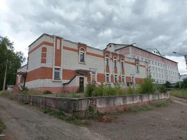 Земельный участок, категория земель - земли населенных пунктов, вид разрешенного использования - деловое управление, площадь - 2 137 кв. м, кадастровый номер 12:14:3701003:93, с расположенным на нем объектом недвижимости: здание, назначение - нежилое, площадь - 959 кв. м, 3-этажное (в том числе подземных - 1), кадастровый номер 12:14:3701003:112, местоположение: Республика Марий Эл, Звениговский район, пгт Красногорский, ул. Госпитальная, д. 22.
