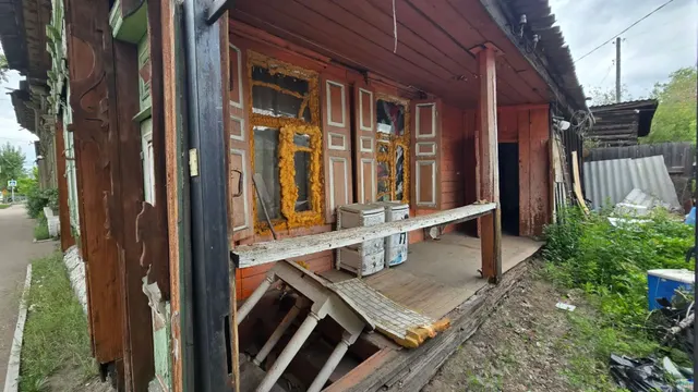 Жилое помещение (квартира) площадью 53,5 кв. м, кадастровый номер 03:24:011217:121. Местоположение: Республика Бурятия, г. Улан-Удэ, ул. Коммунистическая, д. 4/2, кв. 1. Включен в реестр объектов культурного наследия или является выявленным объектом, 031610442890005, Памятник дом Самсоновича Т.А., Постановление Правительства Республики Бурятия «О постановке на государственную охрану вновь выявленных недвижимых памятников истории и культуры» № 242 от 09 июля 1996 г.