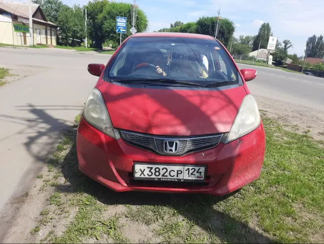 Легковой автомобиль комби (хэтчбек) Honda Fit, 2011г.в., г/н X382CP124, VIN GE61586882, номер кузова GE61586882, номер двигателя L13A4694985, цвет красный. Начальная цена продажи 555 000 руб. Задаток 83260 руб.