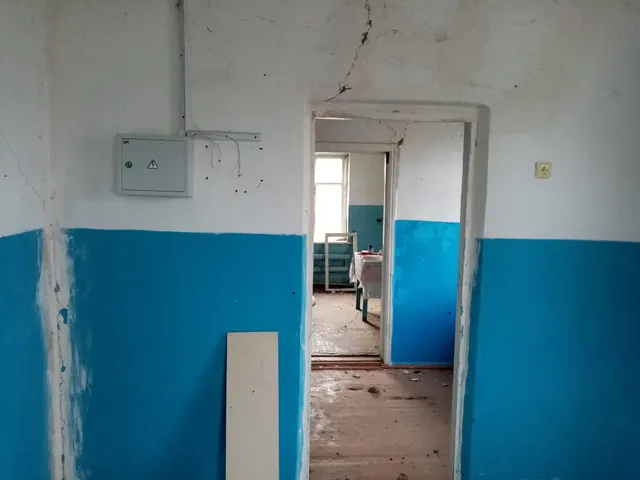 Нежилое здание, общая площадь 200,9 кв.м., назначение: нежилое, литер: А, количество этажей: 1, кадастровый номер 61:35:0080301:249, год завершения строительства: 1987, расположенное по адресу: Ростовская область, р-н Семикаракорский, х. Старая Станица, пер. Центральный, д. 11. Приватизация здания осуществляется одновременно с отчуждением победителю аукциона в собственность земельного участка площадью 926 кв.м, кадастровый номер 61:35:0080301:141. Цена выкупа земельного участка 152000,00 руб.
