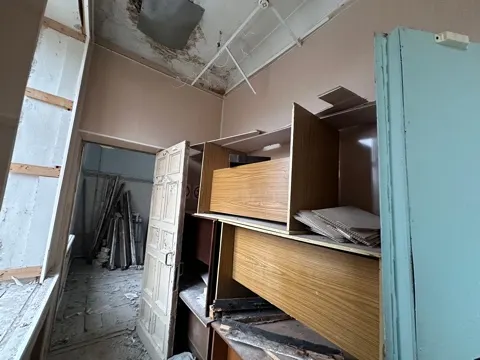 Нежилое помещение площадью 134,1 кв.м., с кадастровым номером 37:11:040101:1200, расположенного по адресу: Ивановская область, р-н. Палехский, п. Палех, ул. Зиновьева, д. 1