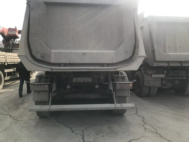 Тягач седельный Scania G400CA6X4HSA, 2016г.в., г/н Н709ОА124, VIN 9BSG6X40003895886, номер кузова отсутствует, номер шасси 9BSG6X40003895886, номер двигателя 8284874, цвет красный. Полуприцеп самосвал SCHMITZ CARGOBULL 90843, 2020 г.в., г/н НВ212124, VIN X1Y908430R1315423, номер кузова отсутствует, номер шасси WSM00000001315423, цвет синий. Начальная цена продажи 11 130 060,00 руб., в т.ч. НДС 2007060 руб. Задаток 1669520 руб.