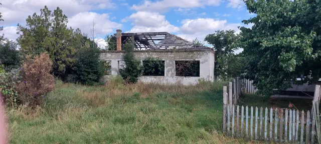 Нежилое здание площадью 664,5 кв. м, кадастровый номер 90:13:040501:1236, с расположенным под ним земельным участком площадью 2112 кв. м, кадастровый номер 90:13:040501:1237 (категория земель – земли населенных пунктов; вид разрешенного использования – бытовое обслуживание), по адресу: Республика Крым, Советский р-н, с. Надежда, ул. Мира, д. 16.