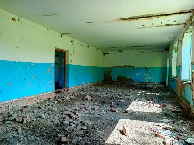 Нежилое здание (клуб), общей площадью 167,1 кв. м, год постройки 1968, количество этажей 1, в том числе подземных 0, кадастровый номер 22:04:330003:348, по адресу: Российская Федерация, Алтайский край, Бийский район, с. Усятское, ул. Нагорная, 41а, расположенное на земельном участке с кадастровым номером 22:04:330003:331, площадью 860 кв. м