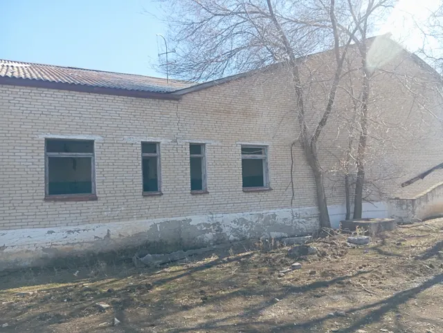 Нежилое здание с земельным участком - клуб (аварийное здание под разбор), по адресу: Челябинская область, Чесменский район, п.Редутово, ул.Мусы Джалиля, д.18в., площадью 431,7кв.м., кадастровый номер: 74:24:1002001:397, площадь земельного участка 1113,0  кв.м., кадастровый номер 74:24:1002001:763.