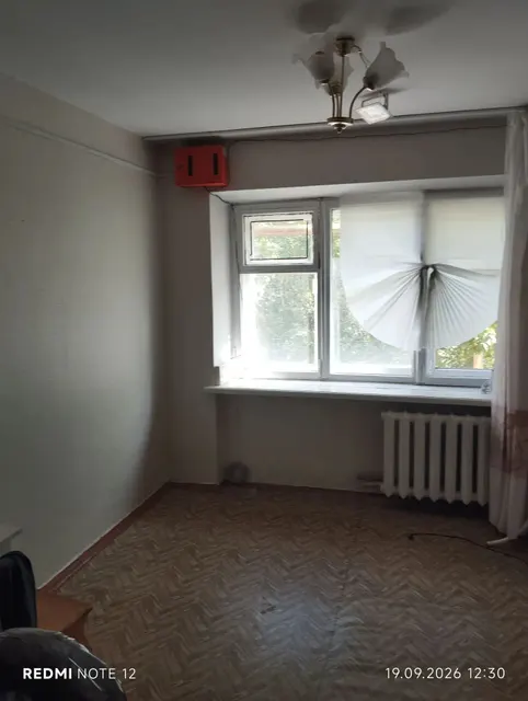 Нежилое помещение, общей площадью 18,9 кв.м., расположенное по адресу: Свердловская область, г. Асбест, пр-т имени В.И. Ленина, здание 29, 1 этаж, номер на поэтажном плане согласно техническому паспорту: № 25. Нежилое помещение находится на первом этаже в здании учебного корпуса, год постройки здания: 1967 г., материал стен: кирпич, количество этажей: 5; помещение электрифицировано, имеет теплоснабжение. Кадастровый номер здания, в котором находит помещение: 66:34:0502029:556.